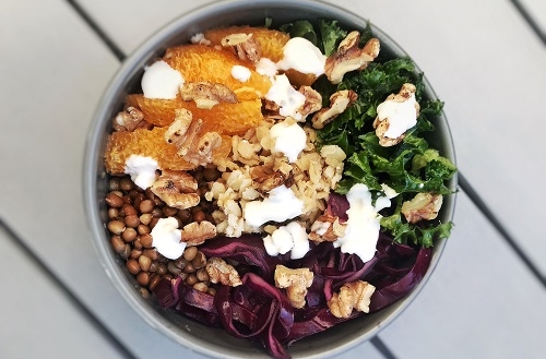 Grönkålsbowl med limedressing